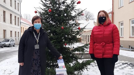 Vertingą dovaną bibliotekai įteikė Lietuvos autizmo asociacija „Lietaus vaikai“ 