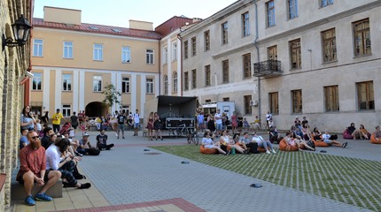 Gatvės muzikos diena grįžta į bibliotekos kiemą