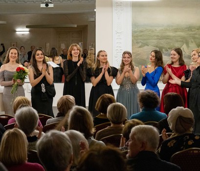 Lietuvos muzikos ir teatro akademijos dainavimo katedros prof. Astos Krikščiūnaitės studentų...