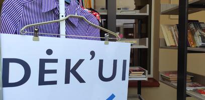 Bibliotekos kieme – DĖK'ui kabykla